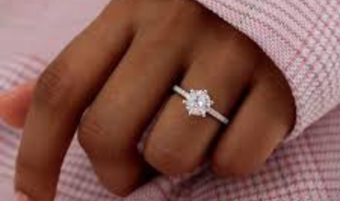 Lily Arkwright, a UK engagement ring jeweller